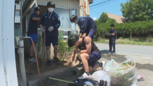 上田市立第六中学校の３年生　地域のバス停をそうじ　上田市吉田