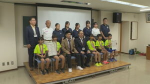 坂城町で陸上に取り組む小中学生　北信越・全国を前に表敬訪問　坂城町役場