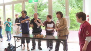 ろう者と健常者が一緒にゲーム　手話で結ぶ友の集いin上小　丸子文化会館