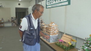 東御市北御牧庁舎　増田さんのつまようじ作品を展示