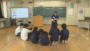 世界で活躍できる子どもに　青木中でイングリッシュキャンプ　青木村