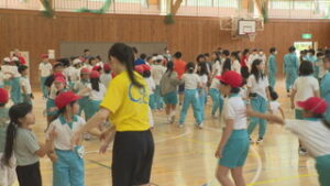 日体大体操部が体操を指導　東御市立北御牧小学校