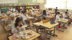 まるっと０２６８　８月３１日　法廷速度引き下げ　啓発活動・坂城町の小中学校　防災教育献立・菅平小学校　朝採りのトウモロコシを販売