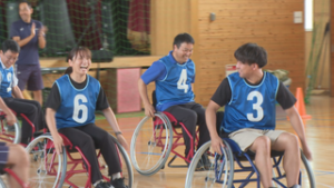障がいの垣根越え　東御市でパラスポーツ研修会　東御市立田中小学校