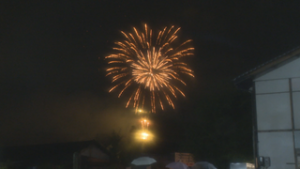 生島足島神社　２００発の花火夜空彩る　上田市下之郷