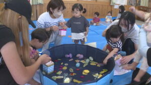 坂城町子育て支援センター　すくすくひろばで水遊び　坂城町