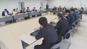 東御市全員協議会　９月定例会議案を議員に説明　東御市役所