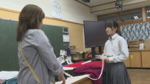 塩田中学校家庭科部　最後のファッションショーに向け制作