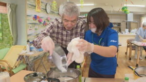 グループホームの利用者　豆腐づくりを体験　上田市材木町