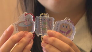 上田短期大学の学生　カプセルトイで上田をＰＲ
