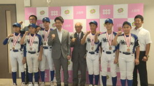 少年硬式野球上田南リーグ　全国大会３位を上田市長に報告　上田市役所