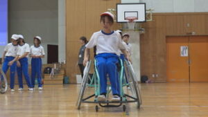 １２月のパラ小学祭に向け　和小５年生　パラスポーツに挑戦　東御市立和小学校