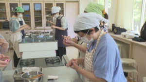 上小地域の小中学校　先生たちが和菓子づくりに挑戦　東御市立北御牧中学校