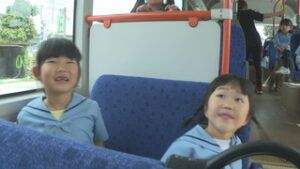 まるっと０２６８　９月７日　上田幼稚園が千曲バスに乗車体験・竹内八十吉展実行委員会が会議