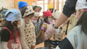 作って実感！食べる大切さ　北御牧保育園でカレー作りに挑戦