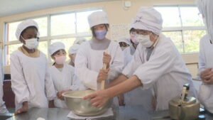 北御牧小学校５年松組　間引いた大根でおやき作り　東御市大日向