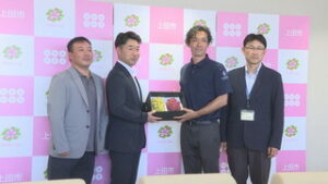 上田市長を表敬訪問　新たな挑戦続けるブドウ農家　上田市保野・古安曽