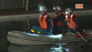 警察と消防が連携　大規模水害を想定　初の夜間水難救助訓練　上田市依田窪プール